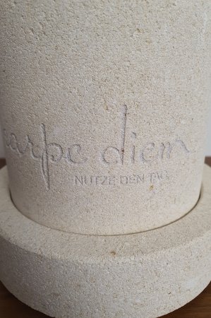 Weinkühler Sandstein mit Untersetzer "carpe diem"